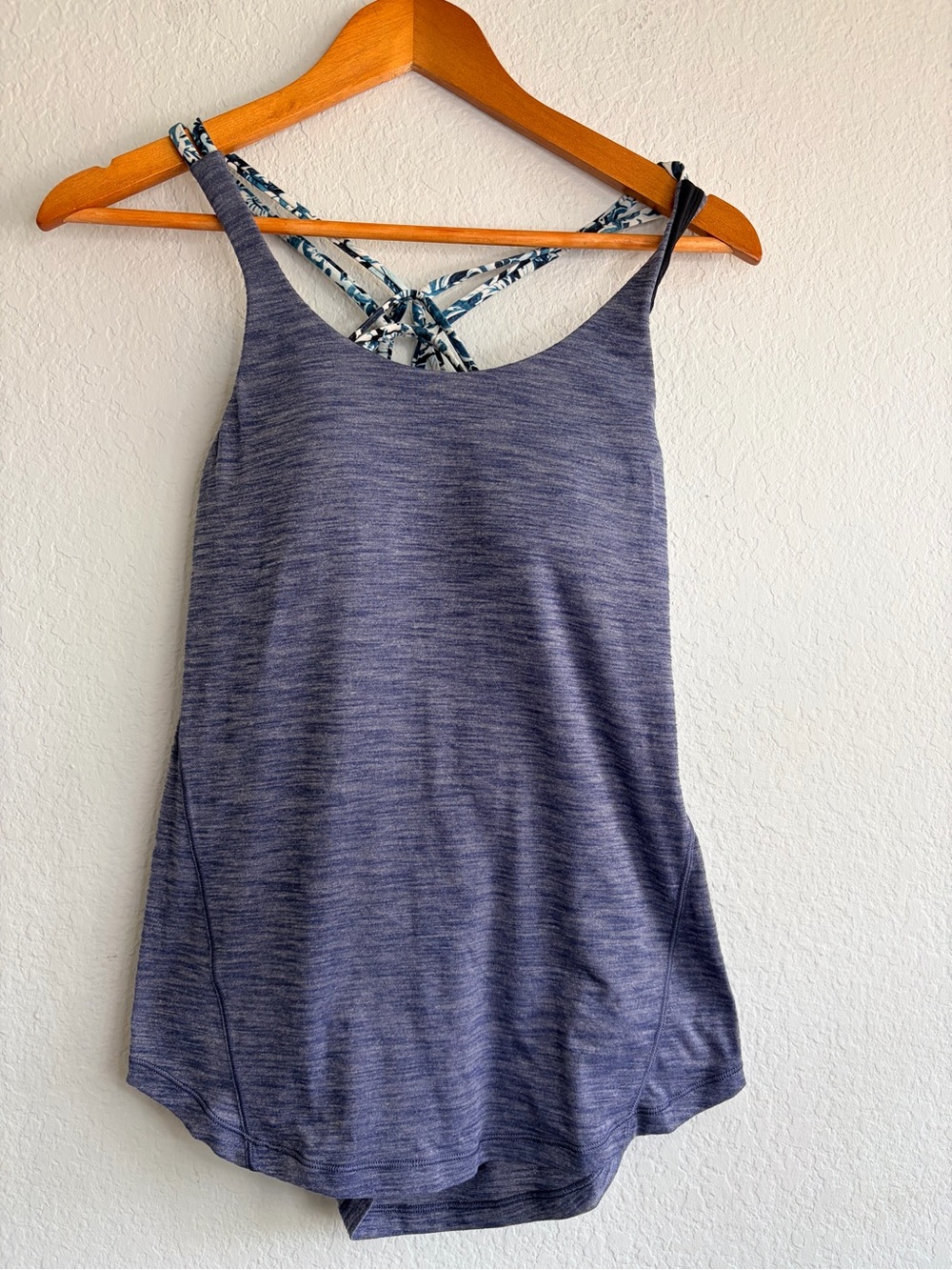 lululemon athletica Heathered Slate Blue Scoop Tank, Built in Bra, Size 4 - Picture 2 of 4
